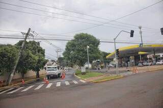 Poste ficou inclinado após fios serem arrebentados (Foto: Paulo Francis)