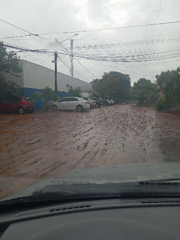 Na chuva, caminho de pai at&eacute; creche no Tijuca II &eacute; no barro: &quot;n&atilde;o aguento mais&quot;