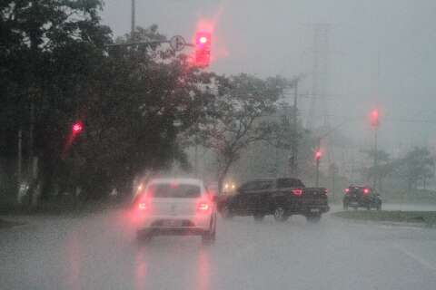 Sob aviso de tempestade, Campo Grande j&aacute; tem chuva nesta manh&atilde;