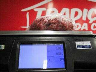 Carne moída em balança de açougue de Campo Grande (Foto: Juliano Almeida)