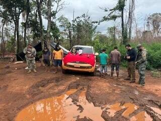 Agentes da Senad ao lado dos quatro homens presos em área de produção de maconha (Foto: Divulgação)