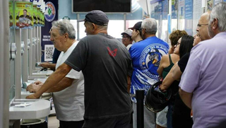 Apostadores lotam a Lotérica Campo Grande, localizada no Comper da Rua Brilhante, na Capital. (Foto: Arquivo/Alex Machado)