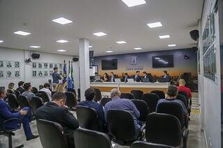 Sessão de julgamento do TJD foi em sala na Câmara Municipal de Campo Grande (Foto: Enryck Sena)