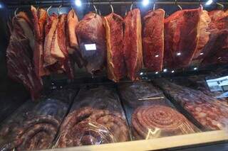 Carne bovina e linguiça dentro de freezer expositor de supermercado (Foto: Paulo Francis)