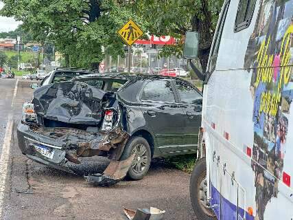 Motorhome destrói traseira de carro após picape parar na faixa de pedestre 