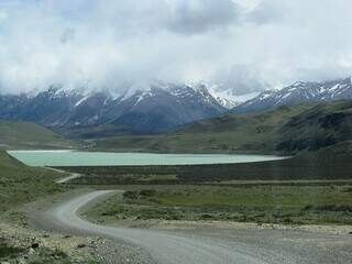 Próximo da entrada do Parque Nacional Torres del Paine, a Laguna Amarga é um belo cartão de visita da Patagonia (Foto: Reprodução)