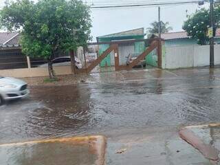 Devido a intensidade da chuva, a água ficou da altura do meio fio na região do Coophasul (Foto:Jairton Costa)