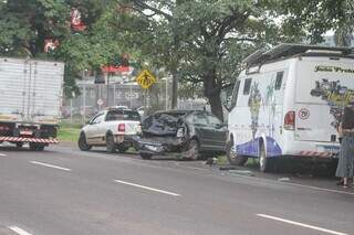 Os três carros envolvidos no acidente parados no acostamento, enquanto a polícia atendia a ocorrência (Foto: Marcos Maluf)