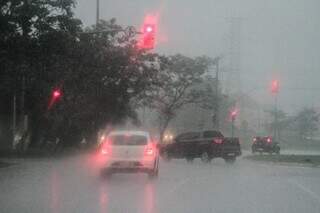 Sob aviso de tempestade, Campo Grande j&aacute; tem chuva nesta manh&atilde;