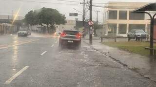 Rua Ceará com bastante água com alguns minutos de chuva (Foto: Antonio Bispo)