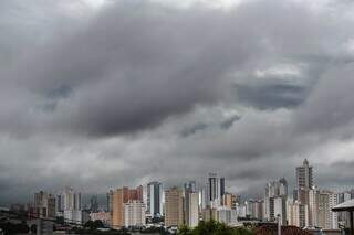 Céu nublado nesta manhã visto da região central da Capital (Foto: Marcos Maluf)