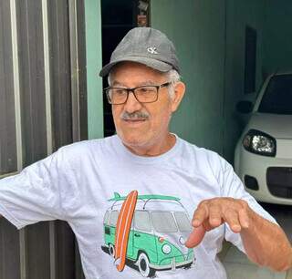 Jucelino Gonçalves em frente de sua casa reclamando das poças de água que se formam por conta da chuva (Foto: Marcos Maluf)