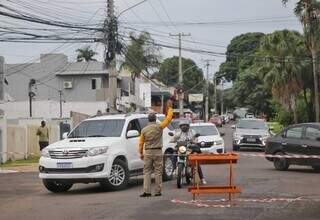 Veículos que trafegam pela Avenida Antônio Teodorowich estão sendo desviados (Foto: Paulo Francis)