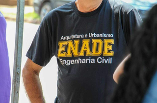 Estudante usa camiseta do Enade durante entrevista ao Campo Grande News, na aplicação do certame em 2023. (Foto: Arquivo/Juliano Almeida)