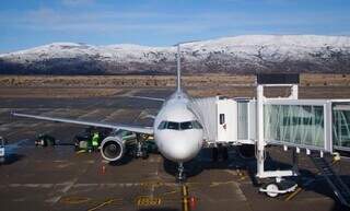 Aeroporto Tenente Julio Gallardo, em Puerto Natales, com vista para a Cordilheiras dos Andes (Foto: Reprodução)