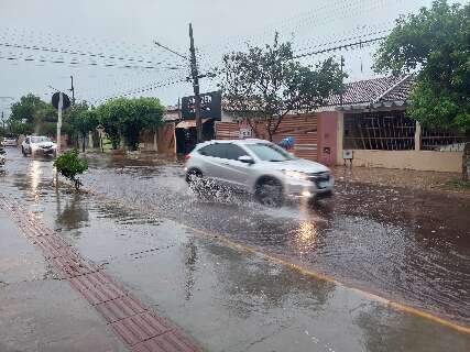 &Aacute;gua sobe r&aacute;pido em rua do Coophasul