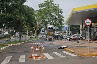 Fios ficaram caídos e foram arrebentados por caminhão-cegonha (Foto: Paulo Francis)