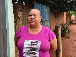 Terezinha Rodrigues em frente de sua casa dizendo que quando chove não consegue sair de casa (Foto: Marcos Maluf)