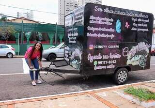 Trailer que Cindy utiliza para atender clientes em todas as regiões da cidade (Foto: Osmar Veiga)