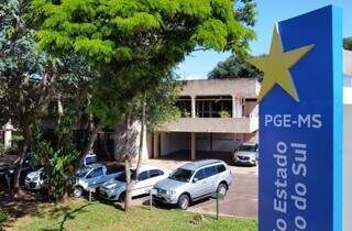 Fachada e toten do prédio da PGE (Procuradoria-Geral do Estado), no Parque dos Poderes (Foto: Arquivo/Secom)