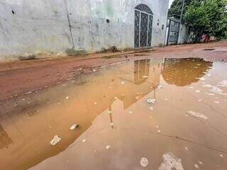 Rua Maria Del Horno Samper com poça de água após a chuva (Foto: Marcos Maluf)