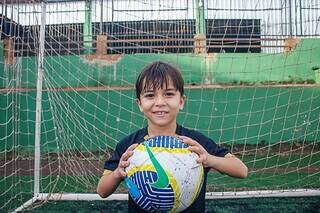 Cauã com o seu brinquedo favorito, uma bola de futebol (Foto: Paulo Francis)