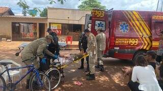 Vítima sendo socorrida por uma equipe do Corpo de Bombeiros (Foto: Clara Farias)