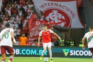 Jogadores disputam a posse da bola no Beira-Rio. (Foto: Ricardo Duarte/Internacional)