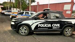 Viaturas das policiais Civil e Militar de Minas Gerais, estado onde acusado foi preso (Foto: Divulgação)