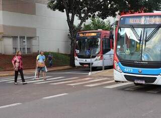 Ônibus estão desviando pela pista da direita da Rua Brilhante (Foto: Osmar Veiga)