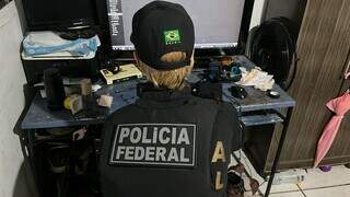 Agente da Polícia Federal durante cumprimento do mandado (Foto: Divulgação/PFMS)