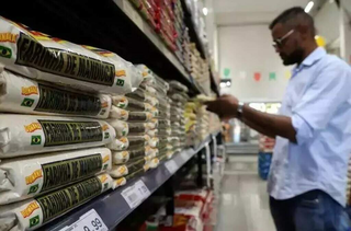 Homem analisa preço de produtos em supermercado da Capital. (Foto: Arquivo/Campo Grande News)