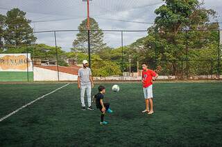 Paulo, Cauã e Caio brincando de &#39;altinha&#39; em campo de futebol society (Foto: Paulo Francis)