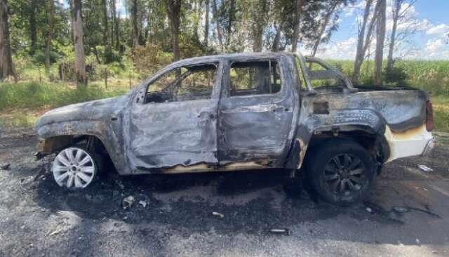 Motorista v&ecirc; fuma&ccedil;a saindo de motor e caminhonete &eacute; destru&iacute;da por fogo