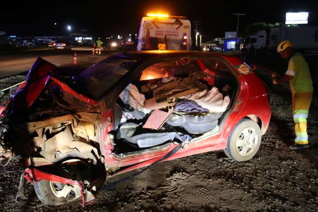 Motorista fica preso &agrave;s ferragens ao colidir com carreta bitrem na BR-163