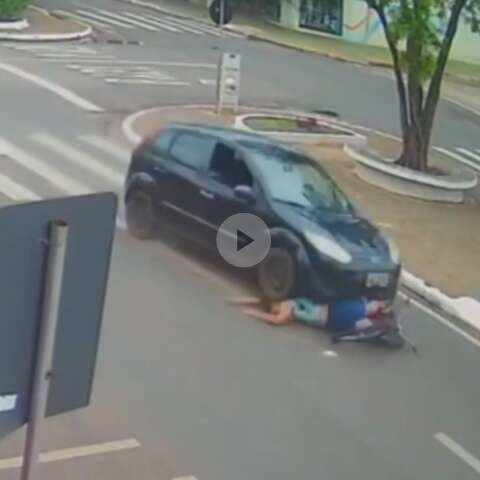 C&acirc;mera mostra ciclista sendo arremessada por carro