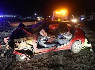 Fiat Palio ficou destruído ao colidir com carreta bitrem. (Foto: Enryck Sena)