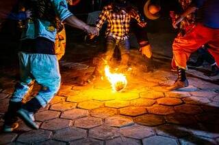 Entre as brincadeiras tradicionais, está a “Pelota Tatá” – uma bola de fogo que os fiéis perseguem em busca de consagração. (Foto: Leandro Benites)