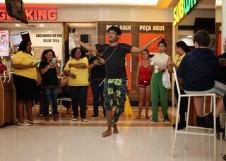 João Trindade apresentou uma dança afro-brasileira, com a música ‘Negrume da Noite’, de Ilê Aiyê (Foto: Osmar Veiga)