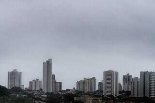 Céu nublado nesta manhã em Campo Grande (Foto: Marcos Maluf)