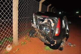 O Ford Fiesta ficou completamente destruído após a batida (Foto: O Correio News)