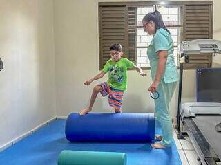 Samuel durante sessão de fisioterapia (Foto: Marcos Maluf)