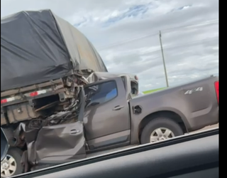 Um morre ao bater em caminh&atilde;o e destruir frente de caminhonete