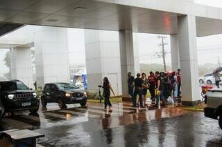 Alunos do Ensino Médio indo para 1ª fase do Enem no domingo passado. (Foto: Paulo Francis)