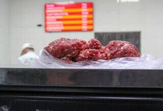 Carne moída em balcão de açougue de Campo Grande (Foto: Juliano Almeida)