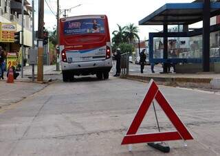 Pista do corredor de ônibus da Rua Brilhante interditada (Foto: Osmar Veiga)