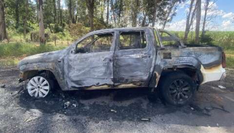 Motorista vê fumaça saindo de motor e camionete é destruída por fogo