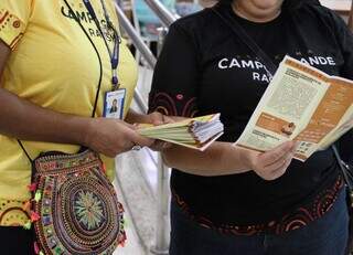 Panfletos foram confeccionados para conscientizar a população sobre crimes raciais (Foto: Osmar Veiga)