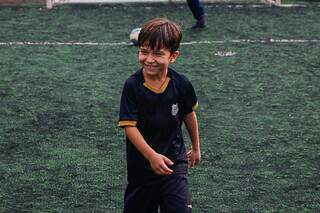 Cauãnzinho sorrindo no campo de futebol society da Arena Condá (Foto: Paulo Francis) 