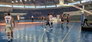 Jogadores disputando partida de basquete adulto masculino em Nova Andradina (Foto: Divulgação/FBMS)